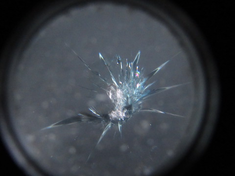 フロントガラスは寒さでヒビが伸びます！早急な修理がオススメ！