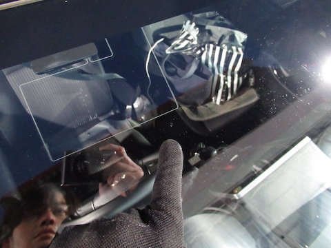 フロントガラスは寒さでヒビが伸びます！早急な修理がオススメ！