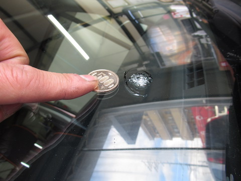 フロントガラス交換と言われたお客様、費用をおさえた修理で解決！