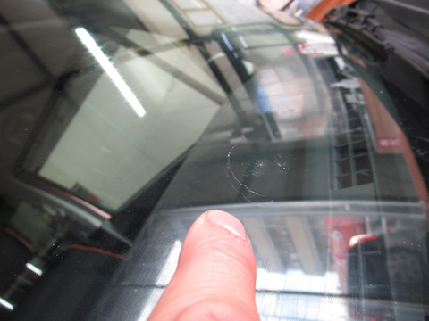 フロントガラス交換と言われたお客様、費用をおさえた修理で解決！