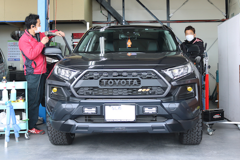 ヘコミ修理でデントリペアとカーラッピングでドレスアップを同時施工！