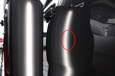 ヘコミ修理でデントリペアとカーラッピングでドレスアップを同時施工！