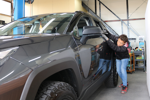 ヘコミ修理でデントリペアとカーラッピングでドレスアップを同時施工！