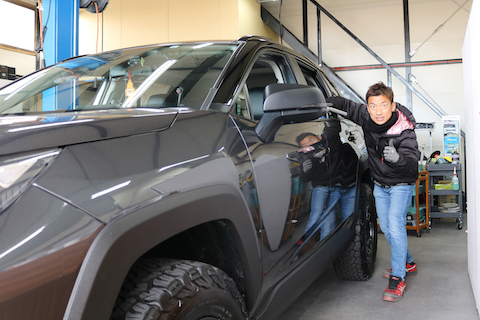 ヘコミ修理でデントリペアとカーラッピングでドレスアップを同時施工！