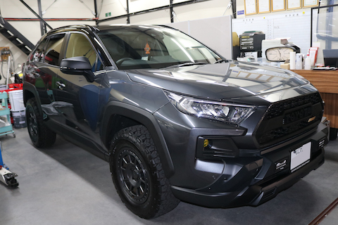 ヘコミ修理でデントリペアとカーラッピングでドレスアップを同時施工！