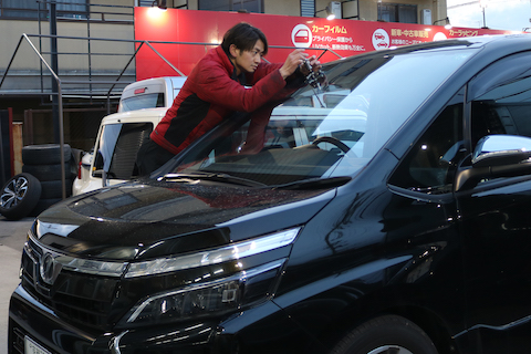 フロントガラスは寒さでヒビが伸びます！早急な修理がオススメ！