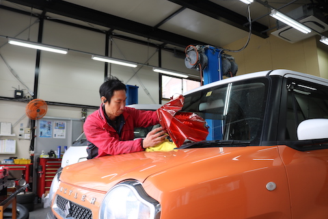 フロントガラス交換と言われたお客様、費用をおさえた修理で解決！