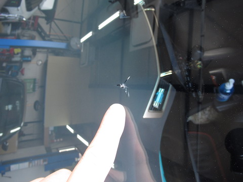 フロントガラスのひび割は暑さでヒビが伸びます！気をつけてください。