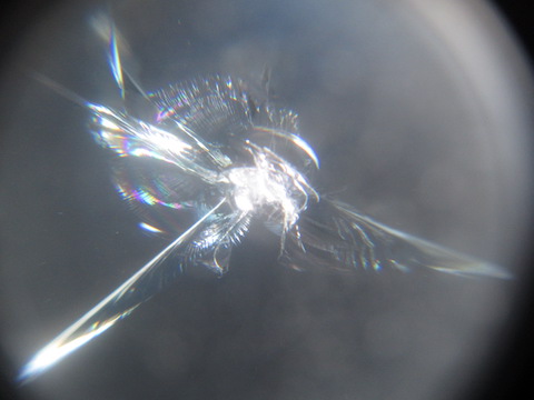 フロントガラスのひび割は暑さでヒビが伸びます！気をつけてください。