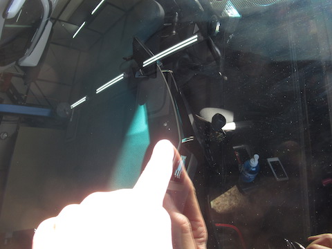 フロントガラスのひび割は暑さでヒビが伸びます！気をつけてください。