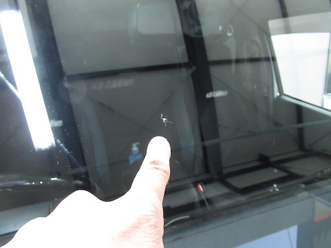 ハイエースのフロントガラスのひび割れは直ります！