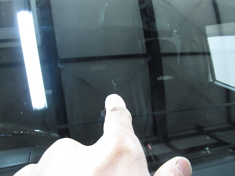 ハイエースのフロントガラスのひび割れは直ります！