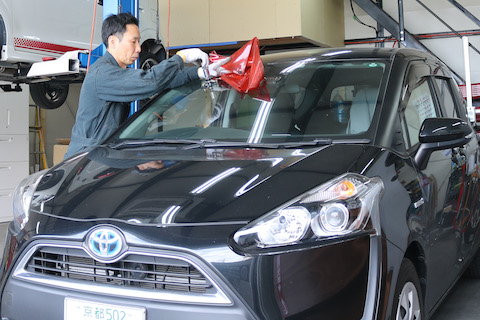 社外品ガラスでもフロントガラスのひび割れ修理できます！