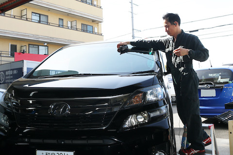 フロントガラスのひび割は暑さでヒビが伸びます！気をつけてください。