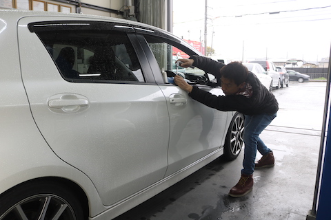 愛着ある車のエクボ修理はデントリペアで直す！