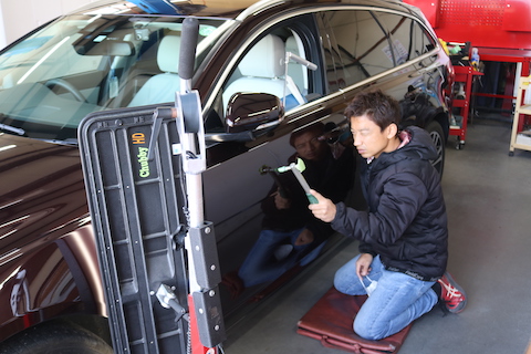 ドアの大きなヘコミを塗装しないで直す技術！