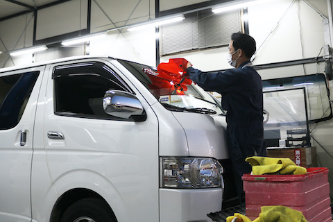 ハイエースのフロントガラスのひび割れは直ります！