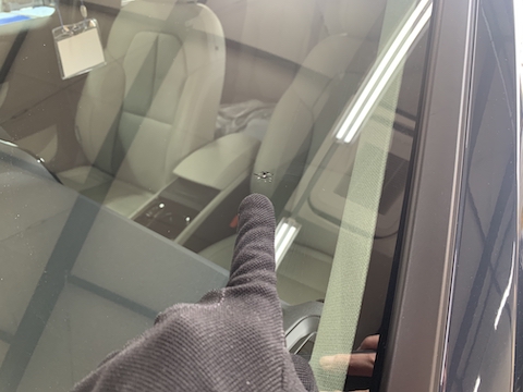 飛び石被害！ヘコミとフロントガラスのヒビ割れを同時に修理