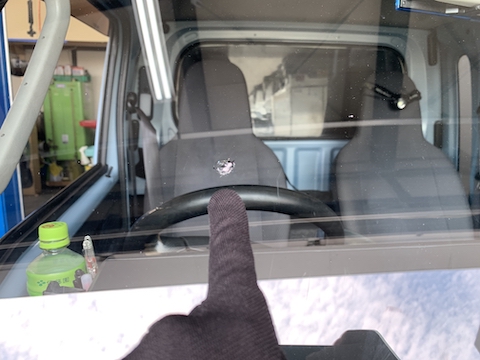 車のフロントガラスのヒビ割れ補修、45分〜直ります！