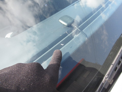 連休中に飛び石被害が続出！フロントガラスは交換しないで直せます！