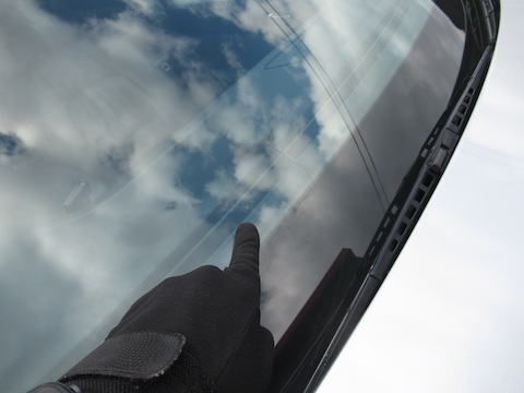 連休中に飛び石被害が続出！フロントガラスは交換しないで直せます！