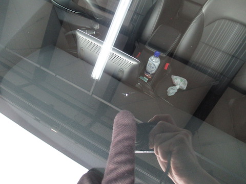 フロントガラスのヒビ割れ、応急処置はテープで！