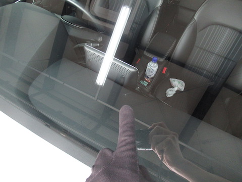 フロントガラスのヒビ割れ、応急処置はテープで！