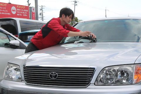 連休中に飛び石被害が続出！フロントガラスは交換しないで直せます！