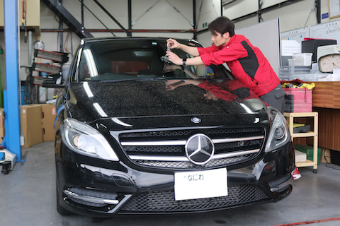 フロントガラスのヒビ割れ、応急処置はテープで！