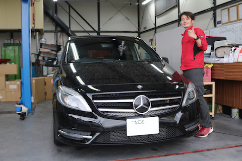 フロントガラスのヒビ割れ、応急処置はテープで！