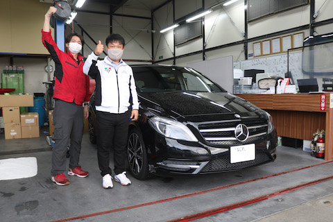 フロントガラスのヒビ割れ、応急処置はテープで！