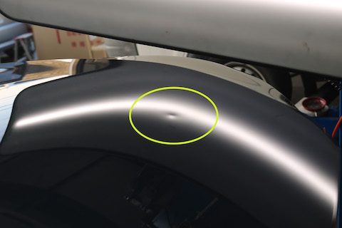 飛び石被害！ヘコミとフロントガラスのヒビ割れを同時に修理