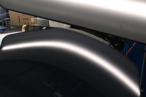 飛び石被害！ヘコミとフロントガラスのヒビ割れを同時に修理