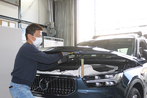 飛び石被害！ヘコミとフロントガラスのヒビ割れを同時に修理