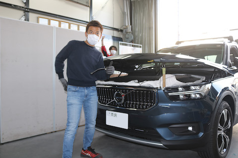 飛び石被害！ヘコミとフロントガラスのヒビ割れを同時に修理