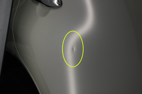 車のドアパンチ被害で出来たヘコミの修理費用を最小限に！