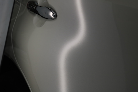 車のドアパンチ被害で出来たヘコミの修理費用を最小限に！