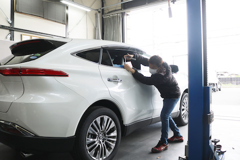 車のドアパンチ被害で出来たヘコミの修理費用を最小限に！