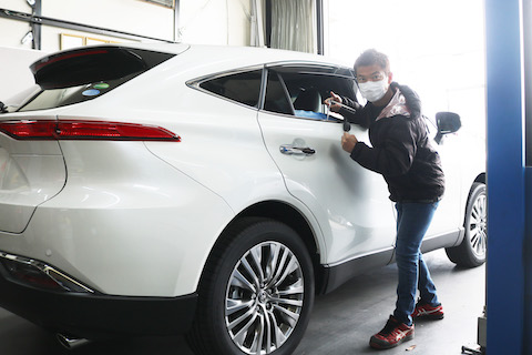 車のドアパンチ被害で出来たヘコミの修理費用を最小限に！