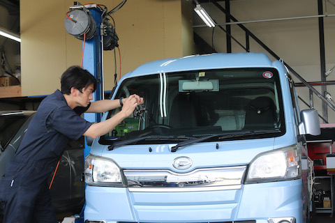 車のフロントガラスのヒビ割れ補修、45分〜直ります！