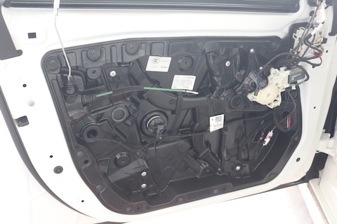 ベンツのドアの大きなヘコミ 、ドアモジュールを外してデントリペア