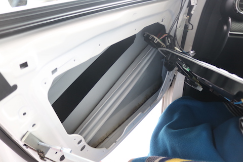 ベンツのドアの大きなヘコミ 、ドアモジュールを外してデントリペア