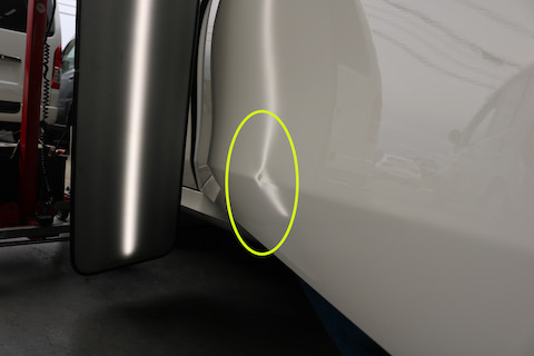 ベンツのドアの大きなヘコミ 、ドアモジュールを外してデントリペア