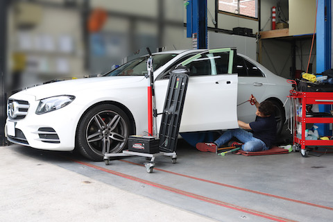 ベンツのドアの大きなヘコミ 、ドアモジュールを外してデントリペア