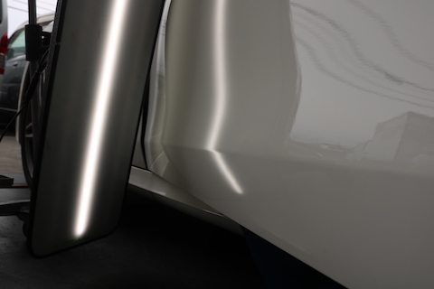 ベンツのドアの大きなヘコミ 、ドアモジュールを外してデントリペア