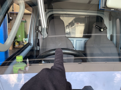 車のフロントガラスのヒビ割れ補修、45分〜直ります！