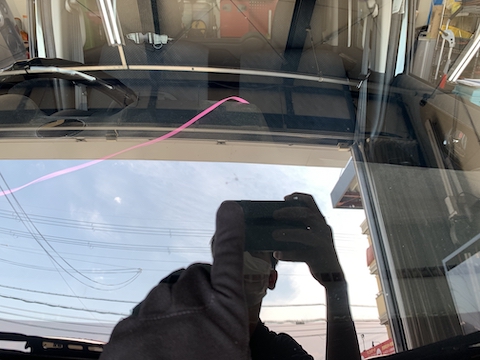 フロントガラスのひび割れの広がりを防止する修理があります！