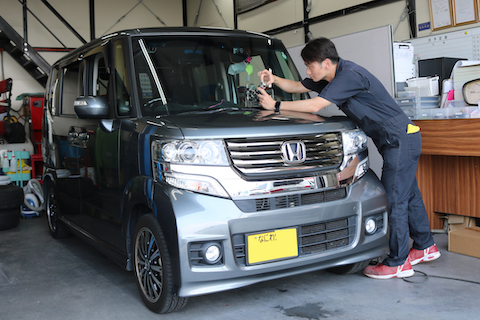 フロントガラスのひび割れの広がりを防止する修理があります！