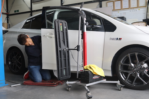 車のヘコミ修理の相場より破格のデントリペアがオススメ！