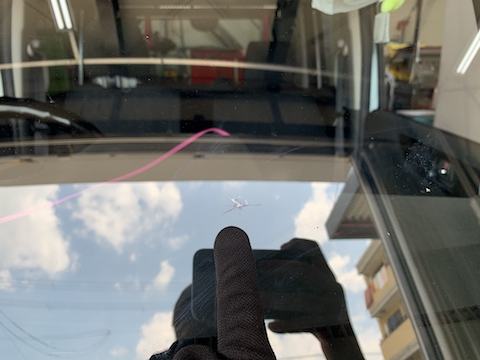 フロントガラスのひび割れの広がりを防止する修理があります！